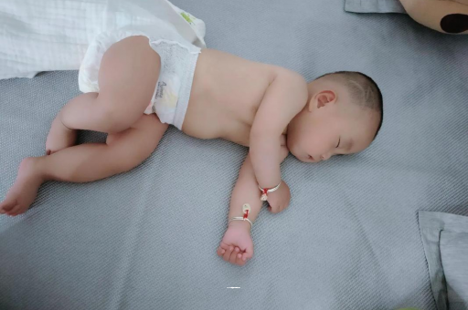 阳春怀孕多久会显肚子
